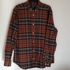 Brunrutig skjorta - Fräsch bomulls skjorta (100%) i snygga bruna nyanser.Använd någon enstaka gång så i ny skick. Button down-krage. Storlek XL (43-44) Hund finns I hemmet. Du swishar, jag skickar. 