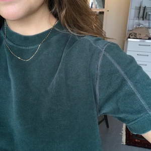 Mörkgrön t-shirt med sömmar - Mörkgrön t-shirt med ljusare sömmar, lite urtvättad look. Stretchigt med rejält material