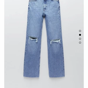  Zara jeans - Säljer dessa jeans från zara, dem passar mig perfekt i längden(jag är 178 cm)  väldigt fina och använda fåtal gånger budgivningen börjar på 150 kr
