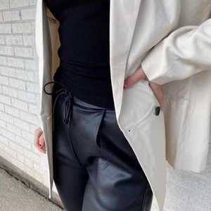 Skinnbyxor - Säljer nu mina skinnbyxor då dom inte kommer till användning, jättefina från vero Moda, köparen står för frakt🥰😚