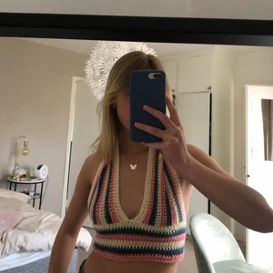 Virkad halterneck topp:) - En halterneck topp som jag själv har virkat:) köparen står för frakten. Garnet är stretchigt och kan därför anpassas för fler storlekar, knytning i båda nacken och ryggen där du kan justera den hur du vill!!! 