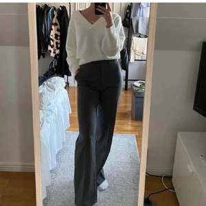 Kostymbyxor från Na-kd - Säljer dessa blå/grå kostymbyxor från Na-kd i storlek 34 som är köpta här på plick (första bilden är lånad). Säljer då de inte passade mig riktigt. Superfint skick, spårbar frakt tillkommer på 66 kr 💙