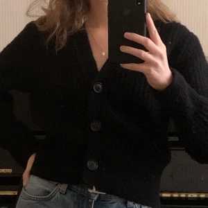 Kofta Other Stories - Suuuuperfin svart kofta från Other Stories. I använt skick! 💕