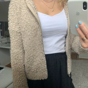 Tröja - Beige tröja med luva  med annorlunda stickning. Står ej storlek men skulle säga strl S.