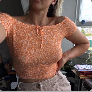 Prickig croptop - Intresskoll❗️Sjukt söt croptop från bershka i XS. Den går att ha båda offshoulder eller v-ringat. Köparen står för frakt.