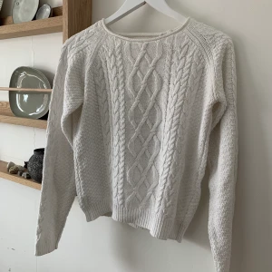 Vit stickad tröja - Säljer nu en oanvänd vit stickad tröja, den är tyvärr lite för liten för mig, köparen står för frakt❤️