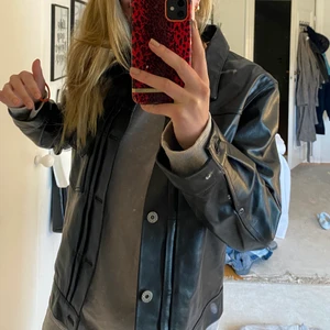 Skinnjacka oversized  - Snygg oversized svart skinnjacka! Jättefint skick nästan helt ny! ❤️❤️
