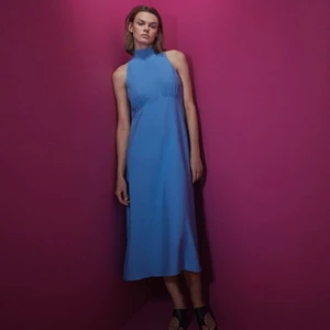 Blå zara klänning med krage - Superfin blå klänning från zara. Högre i kragen, lite öppen rygg och knytning bak. Helt ny med prislapp kvar. Nypris:259kr 