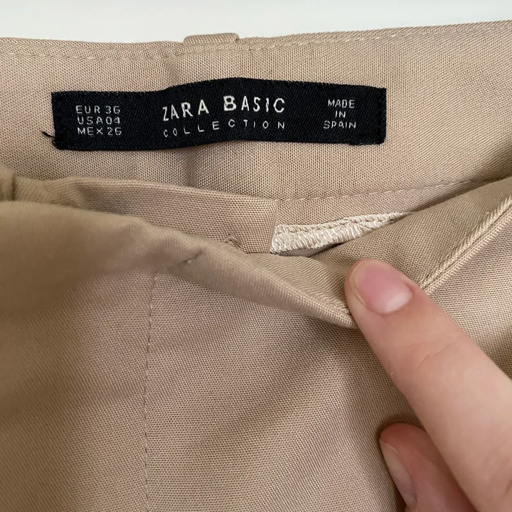 Beige mid waist chinos from Zara, selling because they are too big for me. . Jeans & Byxor.