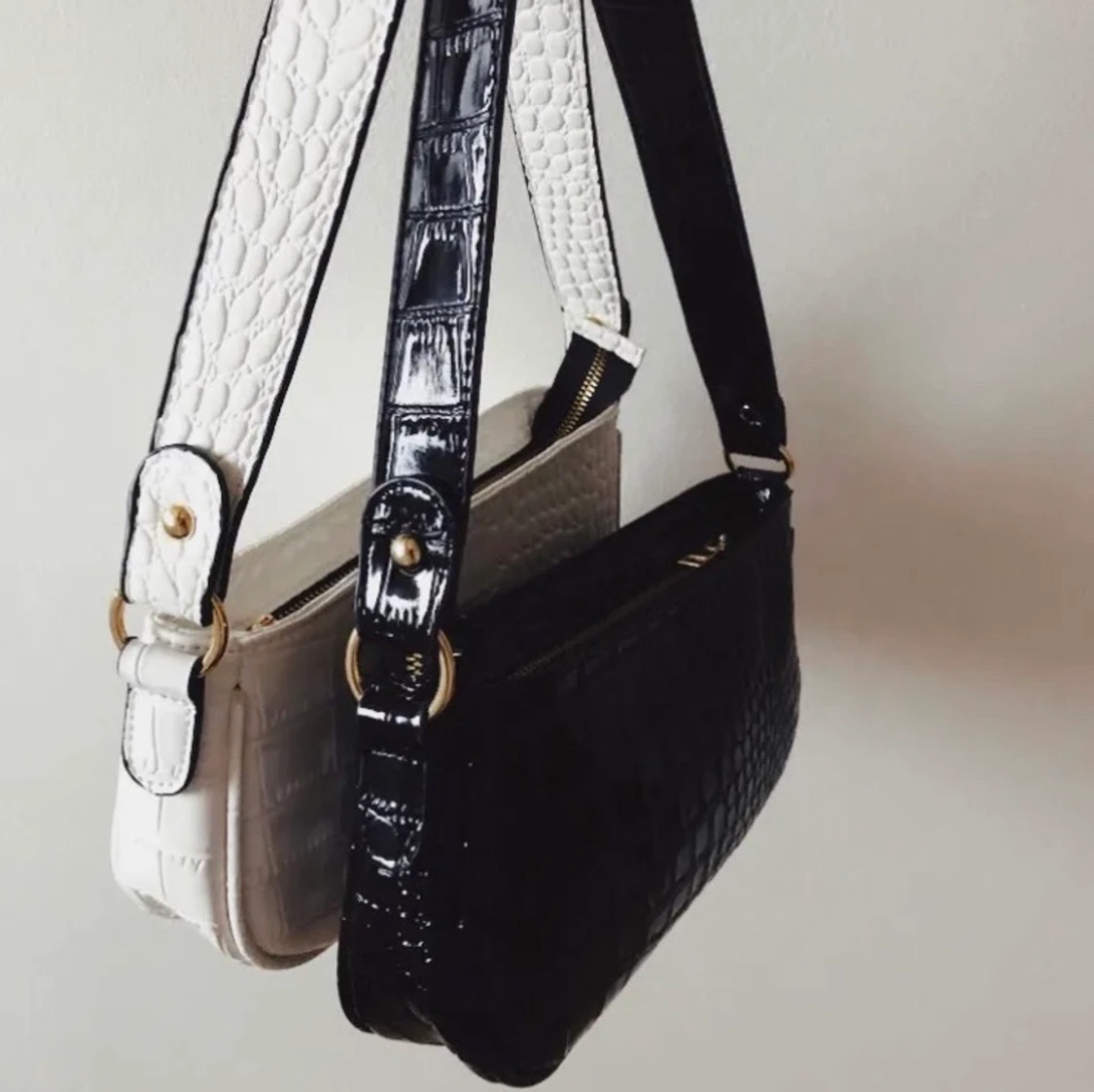 Svart/vit axelremsväska 