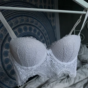 Spets BH - Väldigt fin BH som tyvärr inte kommer till användning. Kan användas som topp, lång fin spets under, 5 spännen i ryggen med band. Sitter som en dröm. Push upp. Fint skick. ⭐️köpare står för frakt⭐️