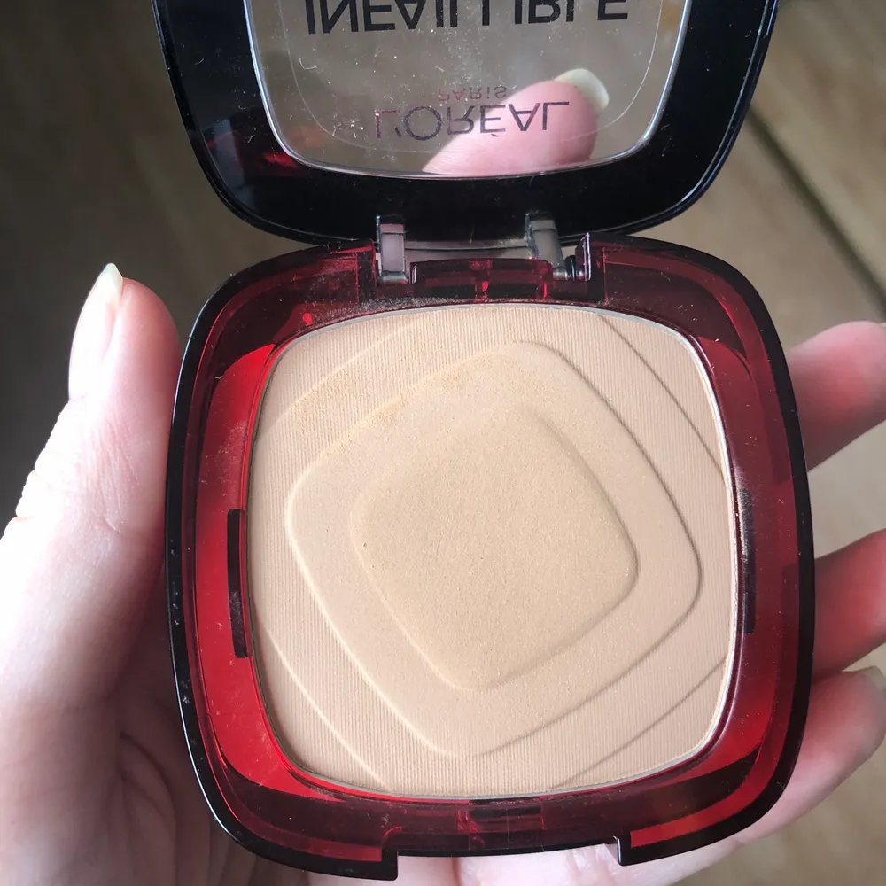 Puder foundationen som är känd från tiktok! I färgen: 220 sable sand🥰 Ordinarie pris: 159kr! Köpte för några dagar sen men när jag kom hem och testade så var det fel färg för mig och kan ej lämna tillbaka det. Därför tänkte jag testa att sälja det istället. Den är alltså nästan som ny, endast dragit med beautyblender en gång i den. Frakten får köparen betala! Jag ansvarar inte för postens slarv.. Övrigt.