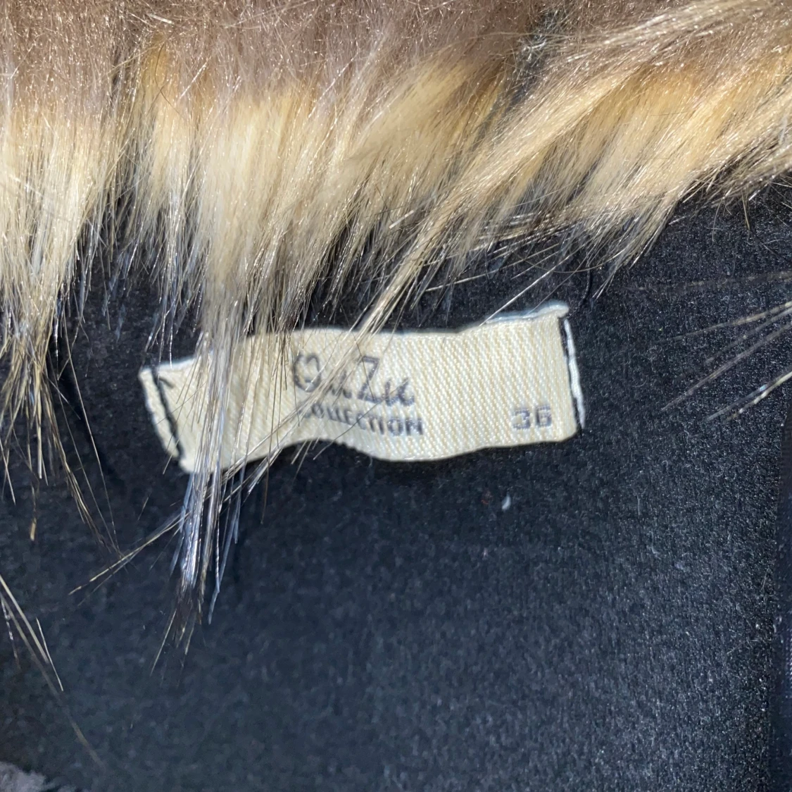 Svart kappa med fejk päls - 91