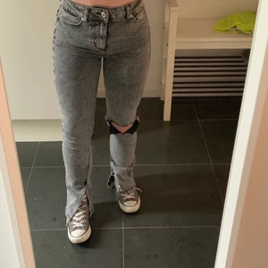 Zara jeans  - Ett par supersnygga jeans ifrån zara som aldrig riktigt kommit till användning! De har slits på båda benen och så har jag klippt ett hål på ena knät! Passar de som är lite kortare! 🌸💘