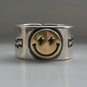 Smiley ring  - Ring gjord i silver med en smiley i mitten av guld, och blixtrar på sidorna⚡️