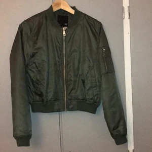 Bombar jacka - En millitärgrön bombar jacka från lager 157 i bra sick, används inte längre för tyvker inte den passar mig! kan mötas eller levereras men köparen står för frakten