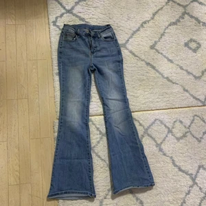 Boot cut jeans - Väldigt skönt och stretchiga material. Väldigt stor där nere. Den är såå vintage😍. Den var dock för lång på mig som är 158cm(jag). Jag kan skicka mer bilder. Lägg bud😊