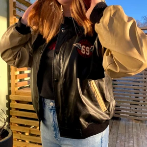 Second Hand College jacka  - (Lägger upp igen p.g.a. oseriös köpare) College jacka från second hand i gbg. Säljer p.g.a. att den ej kommer till användning. Jackan är i fint second hand skickt och passar som vår/sommarjacka. Unisex fit, modellen på bilden är M för referens så passar S-L beroende på passform. Startbud 500kr, köparen står för frakten.🤎