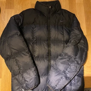 Vintage nike jacka - Säljer ett fint vintage nike jacka, i jättebra skick och trendig! passar oversized/baggy