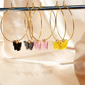 DIANA ÖRHÄNGEN 🦋 - Diana örhänge 🦋 perfekt för sommaren, finns i tre färger. Svart,gul och rosa. 30kr/par frakt 15kr. Jag skickar bild på paketet innan postningen.                                                   Följ mig på sociala medier att vara uppdaterad på nya produkter och restock.                                                         🦋 kommer ihåg att alla mina produkter finns på min webbsida, då andra folk som är intresserade kan köpa produkten direkt. Så om du vill köpa ser till att du kan betala direkt så kan jag pakar din order direkt! 