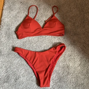 Bikini - Säljer denna helt oanvända bikinin i storlek M. Vet inte riktigt vad nypriset var men mitt pris 50kr. Köparen står för frakten✨