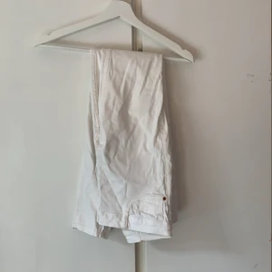 Vita jeans - Säljer dessa vita jeans som är ifrån Gina Tricot i storlek M och i modellen Molly. Endast använda en gång. Nypris 299kr mitt pris 100kr. Köparen står för frakten.🦋