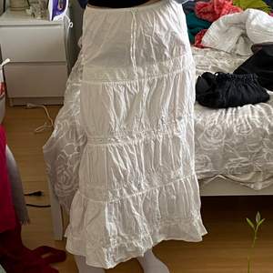 Säljer en vit lång kjol som är väldigt trendig just nu till sommaren🌸 Der är storlek M men går väldigt lätt att göra till ett S och XS också då man kn dra åt snören. Lite genomskinlig om man har mörka underkläder, annars inte!