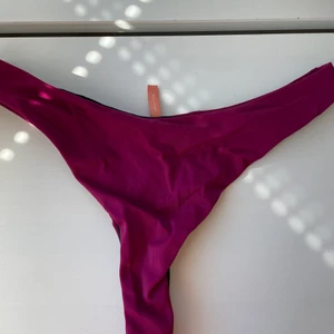 Lila bikinitrosor - Ett par lila bikinitrosor från Nelly, trosorna är string och lite högmidjade. Aldrig använda, inte ens testade då jag fick hem dem i fel färg 💗💗 frakt ingår inte