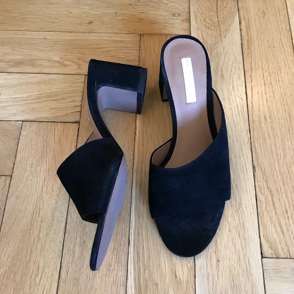 Så snygga svarta sandaletter från H&M som till min fasa var för små. Snygga chunky klackar, och coolt snitt över foten. Helt nya och endast provade att gå i.   Kan mötas i Stockholm eller skicka mot fraktkostnad! ✨🌸✨. Skor.
