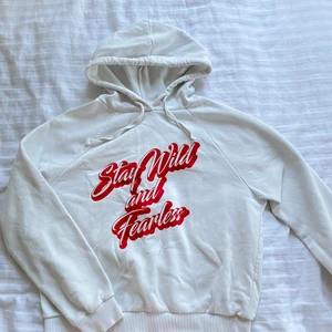 Hoodie Storlek S - En vit hoodie från ginatricot i storlek S🤍