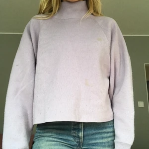 & Other Stories tröja M - Fin lila tröja! Använt skick med två fläckar, se bild. Strl M men använts oversized av mig med strl XS