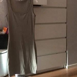 Klänning 👗  - Väldigt fin beige klänning från Cubus, prefekt till sommaren!🦋