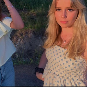 Söt topp från Zara - Säljer denna jättesöta topp från Zara! Banden går att ta av och på. I storlek L för ville inte att den skulle va så kort. Kan töja ut sig väldigt mycket! Passar många olika storlekar. 