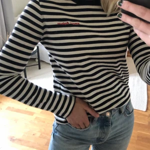 Randig tröja  - Säljer min tröja från Other Stories i stl 36 🖤 Knappt använd!