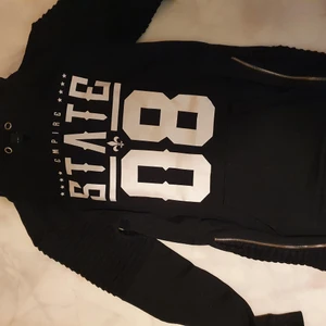 Svart hoodie - Size medium men den är rätt så stor på mig som är 163! Randiga ish detaljer vid höfterna samt på armarna, i fint skick. Säljer den då den är lite obekväm men väldigt snygg.