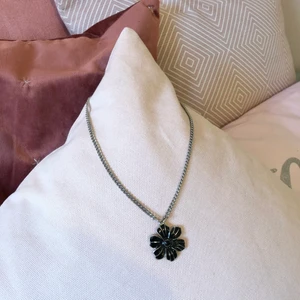 Halsband med blomma - Säljer detta halsbandet med en svart blomma på. Jättefint men inte riktigt min stil. Skriv för mått och storlek, eller andra frågor. Frakt tillkommer på 12 kr. 