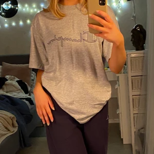 Big T-shirt - T-shirt från champion. Storlek L/XL. Färg: grå.