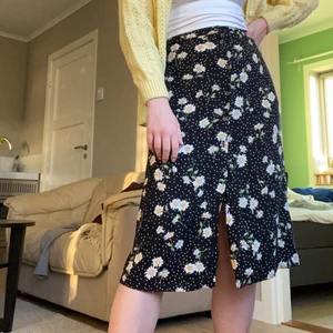 Blommig kjol - Supersöt sommarkjol i storlek M! Fint skick. Den går till mitten av vaden på mig som är 170 cm lång💛🌻. 
