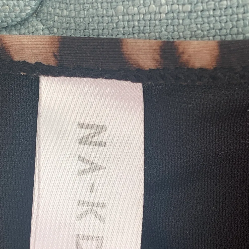 Fin bikini från NA-KD som tyvärr är för liten:( fint skick, överdelen är i M och underdelen S men lite liten i storlek speciellt överdelen🥰 överdelen är en bandeu . Övrigt.