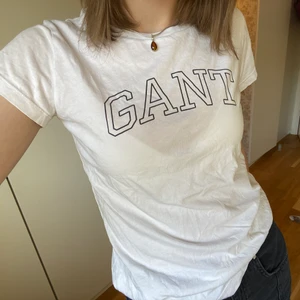 Gant tröja, xs - Superfin vit gant t-shirt i storlek xs. Använd bara ett fåtal gånger och är i bra skick! 