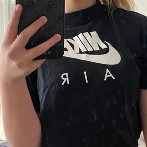 Nike tröja - Hej jag säljer min croppade magtröja, jag känner mig inte bekväm med croppade tröjor så därför ligger den bara i min garderob och tar plats☹️  den är i storlek xs och ser helt ny ut använd en gång🙃
