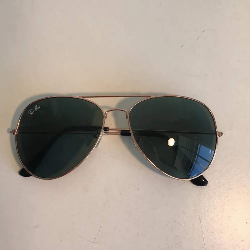 Snygga solglasögonen som passar till sommaren, har användt en del men där finns inga repor eller skador på dem. 25kr för en av dem, 45kr för båda.🌸☀️. Accessoarer.