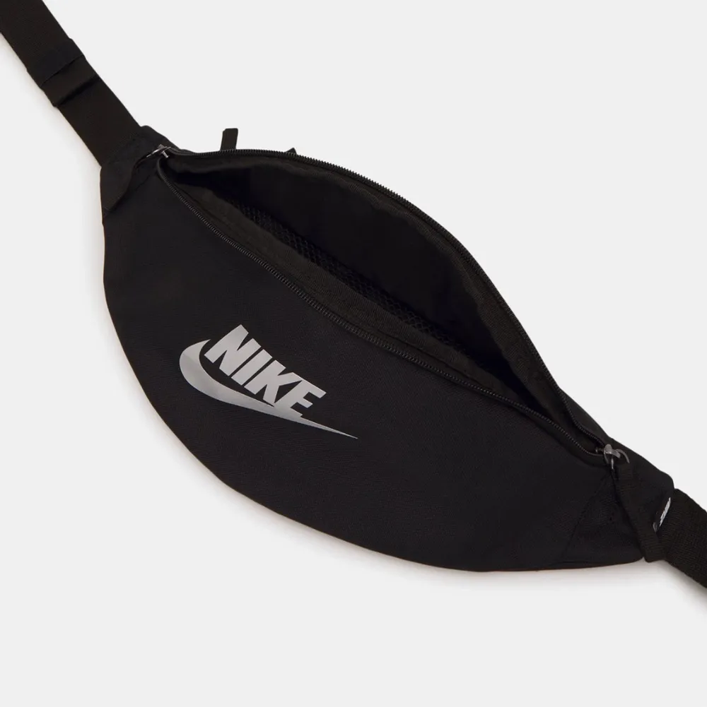 En magväska färgen svart i märket Nike. Har används i ett fåtal gånger. Orginal pris 199kr och är i bra skick . Väskor.