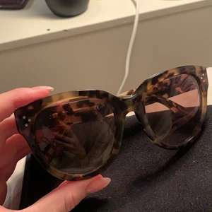 Celine Solglasögon - Brun/gula solglasögon från Celine, supersnygga men kommer tyvärr inte till användning. Bra skick då dom bara användts några få gånger! 