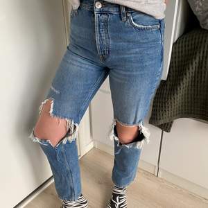 Slitna jeans från Ginatricot i storlek 38, något små i storleken. Använd ett fåtal gånger. Stora slitningar i knäna