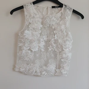 Vit spetstopp Bikbok stl XS - En vit spetstopp från Bikbok i storlek XS. Fraktkostnaden tillkommer. 