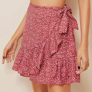 Skitfin kjol - Säljer den här kjolen som jag köpte på SHEIN förra året men aldrig använde. Den är röd med vita prickar, har en dragkedja på sidan som inte syns och man kan knyta den på sida. Den är i storleken S men passar även XS då man kan knyta den tajtare. Priset kan diskuteras! 