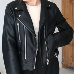 Skinnjacka från zara - Skitsnygg svart skinnjacka från zara i storlek M. Fortfarande väldigt gott skick då den inte är så använd! Säljer för 250 kr + frakt: 66 kr! Kontakta för mer bilder eller info💗✨