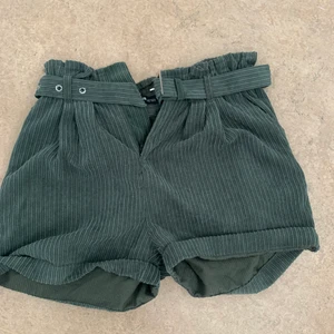 Paperbag shorts - Assnygga mörkgröna paperbag shorts med skärp i midjan. 