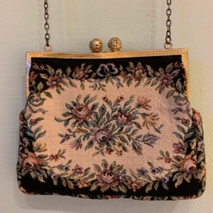 Handväska  - Vintage handväska köpt i en dyrare second hand butik i Stockholm. Säljer då den tyvärr inte används. 